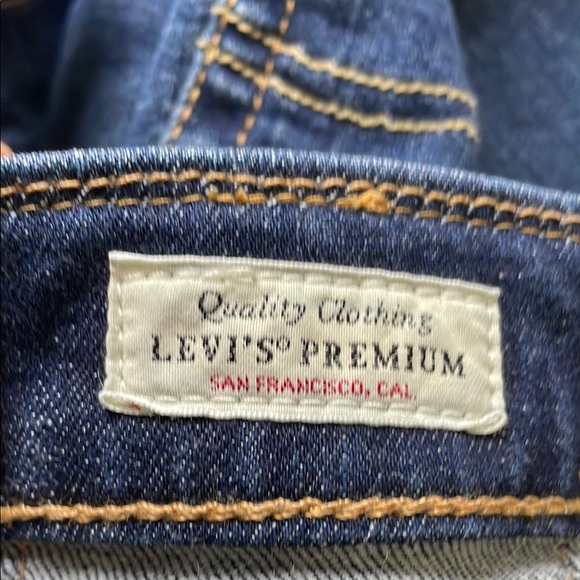 Levi's Premium 541 men’s jean. Athletic taper size 32x32. Lightly worn. - Picture 3 of 4